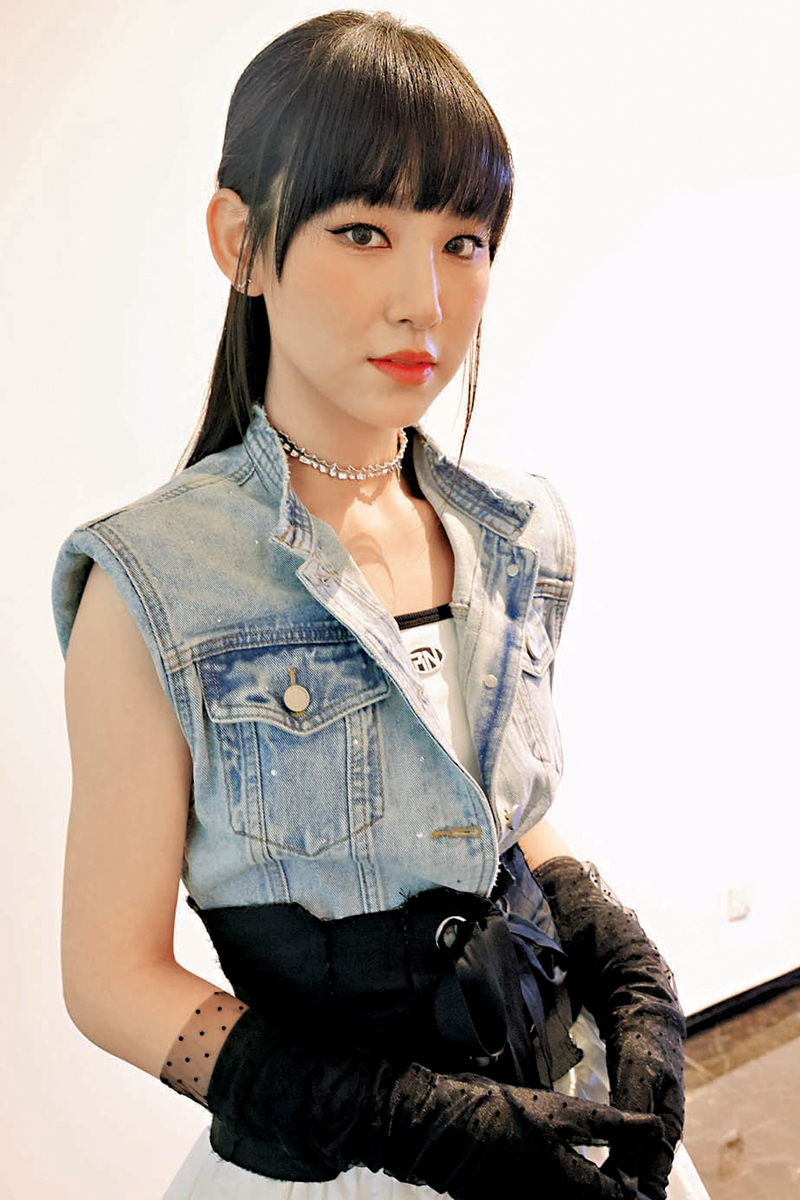 ◆炎明熹在後台候場時拍攝演出照。 胡若璋 攝