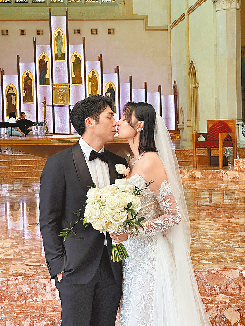 ◆王丹妮與羅孝勇在禮成後咀嘴。