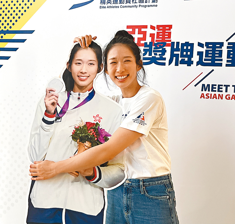 ◆江旻憓與自己的紙板model「攬頭攬頸」。