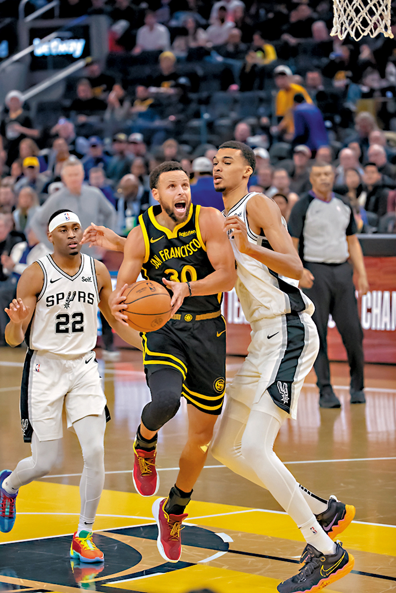 ◆居里（中）突破雲班亞馬攔截。  新華社