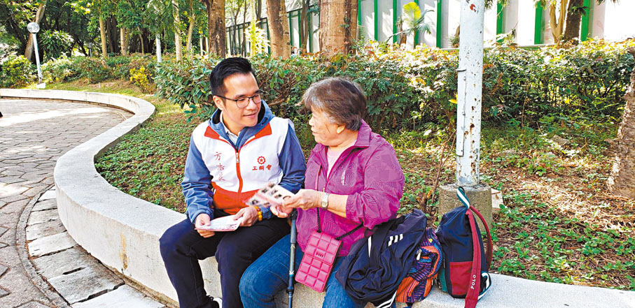 ◆方浩良聆聽區內長者需求。