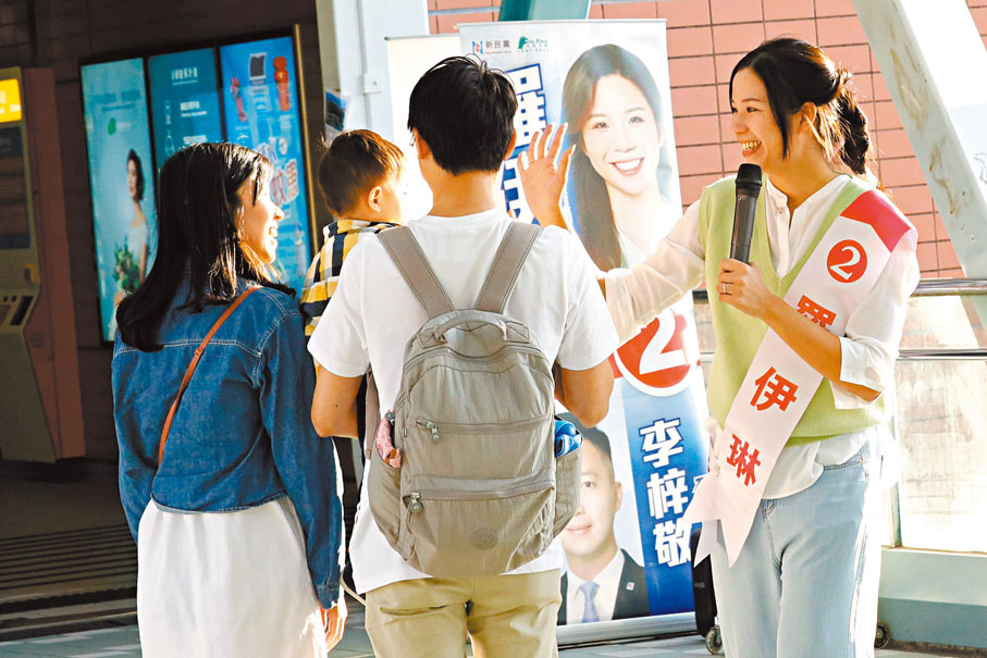 ◆羅伊琳積極與街坊互動。 香港文匯報記者北山彥 攝