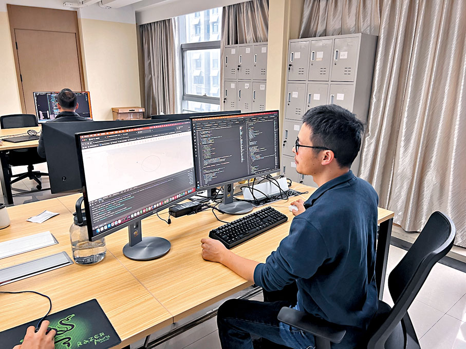 ◆鄭裕峰演示基於九韶內核的工業應用軟件。 香港文匯報安徽傳真