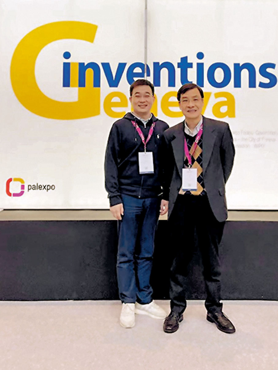 ◆劉樹平（右）參與今年日內瓦國際發明展，並憑其電催化二氧化碳還原系統獲得「金獎」。
