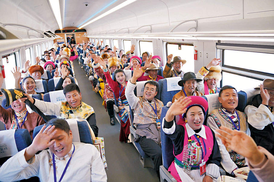 ◆11月26日，乘坐首發列車的乘客慶祝滇藏鐵路麗香段通車。中新社