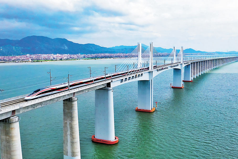 ◆ 福廈高鐵是全國第一條時速達350公里的跨海高鐵，已於2023年9月通車。 作者供圖