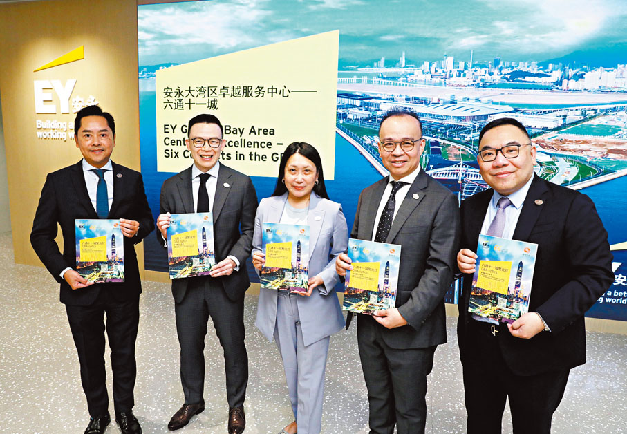 ◆李舜兒（左三）指，大灣區未來發展趨勢將聚焦創新科技、綠色金融和ESG。左一為何耀波，左二為陳奕新，右二為陳永誠，右一為張秉賢。 香港文匯報記者郭木又 攝