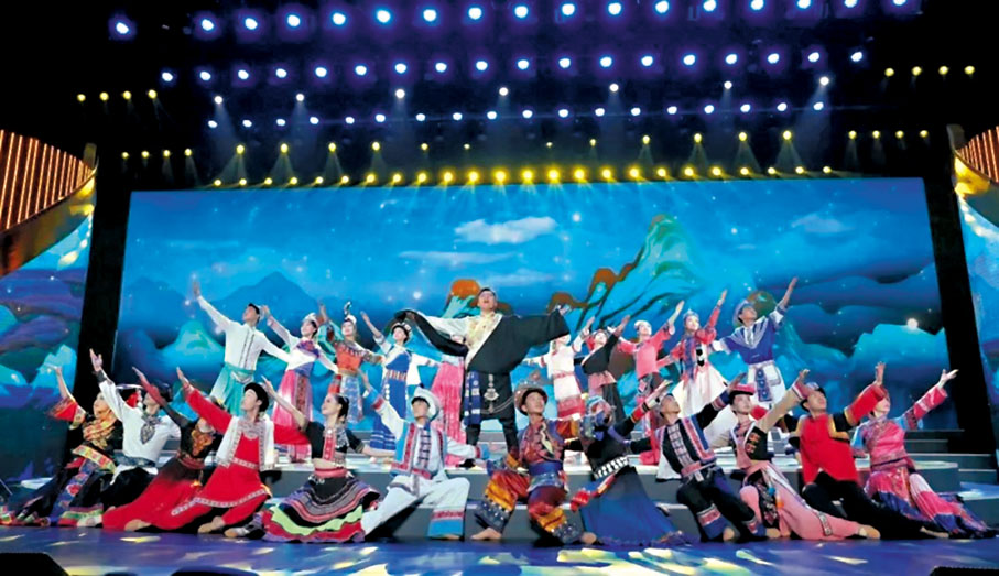 ◆西藏自治區昌都市文化局的仁青頓珠演唱歌曲《再唱山歌給黨聽》。 馮雷 攝