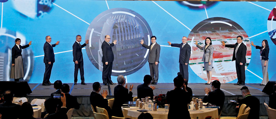 ◆「香港財經論壇2023」昨在香港會展中心舉行。香港特區行政長官李家超、中央人民政府駐香港特別行政區聯絡辦公室主任鄭雁雄等嘉賓出席啟動禮。 香港文匯報記者郭木又  攝