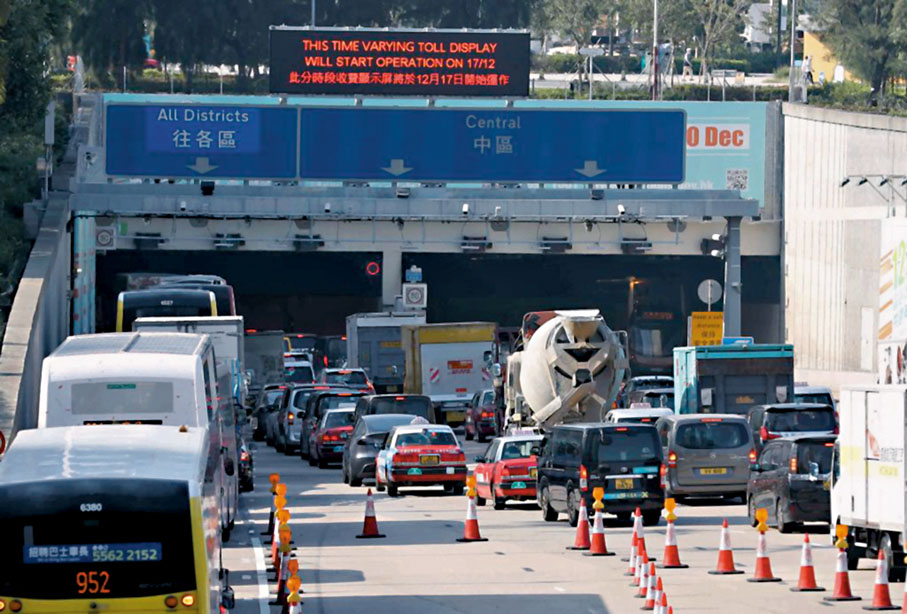◆「分時段收費」方案實施後，運輸署將加設電子指示牌，提示司機駛過隧道時的實時收費。圖為西隧往港島入口處。 香港文匯報記者黃艾力  攝