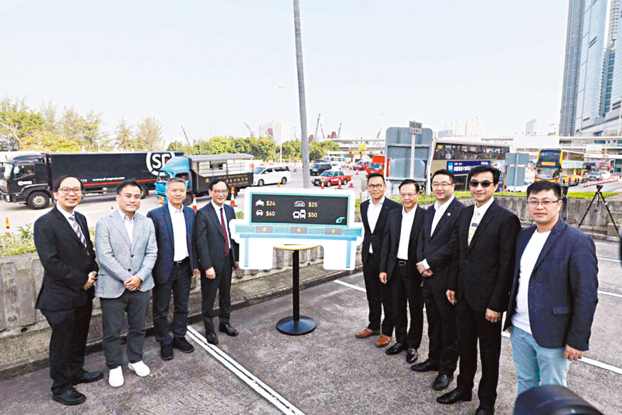 ◆立法會交通事務委員會視察「分時段收費」籌備情況，圖中卡牌模擬電子收費牌，將以車型圖案對應各車種的實時收費。 香港文匯報記者黃艾力  攝