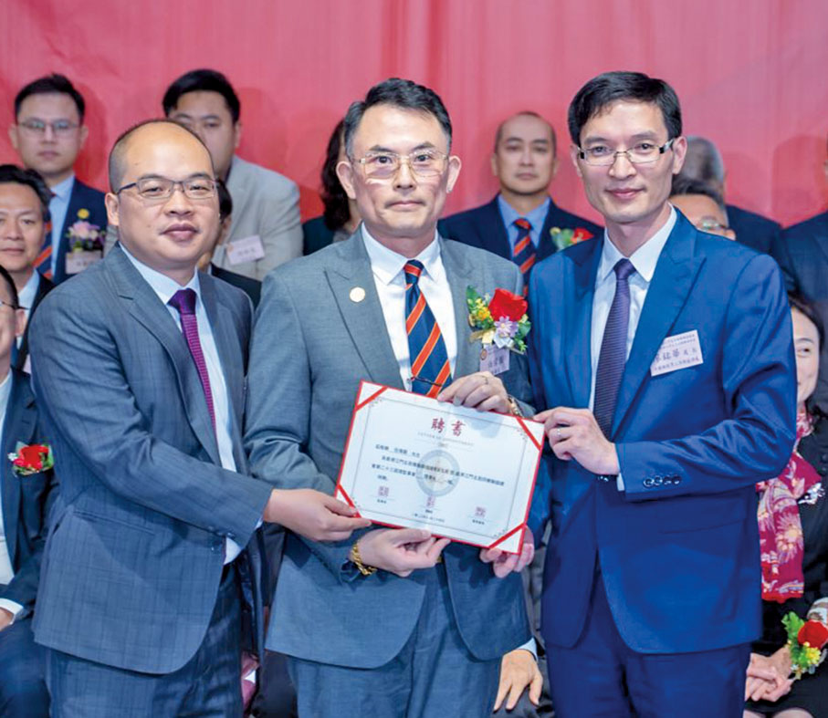 ◆廖銘華（右）與簡德金（左）頒授理事長聘書予伍偉圖（中）。