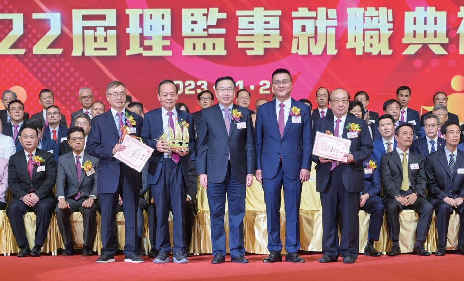 ◆許志群陪同何靖，頒發永遠榮譽會長聘書予向柯文華、施純民、徐志誠。