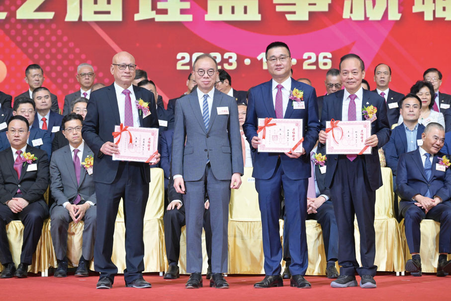 ◆曾國衞頒發選任證書予第二十二屆理監事會，柯文華、許志群、莊恩賜代表接受。