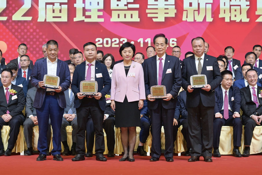 ◆張靜頒發永遠名譽會長聘書予林國清、莊金溪、陳永光、吳乾坤及名譽會長聘書予代表邵榮族。