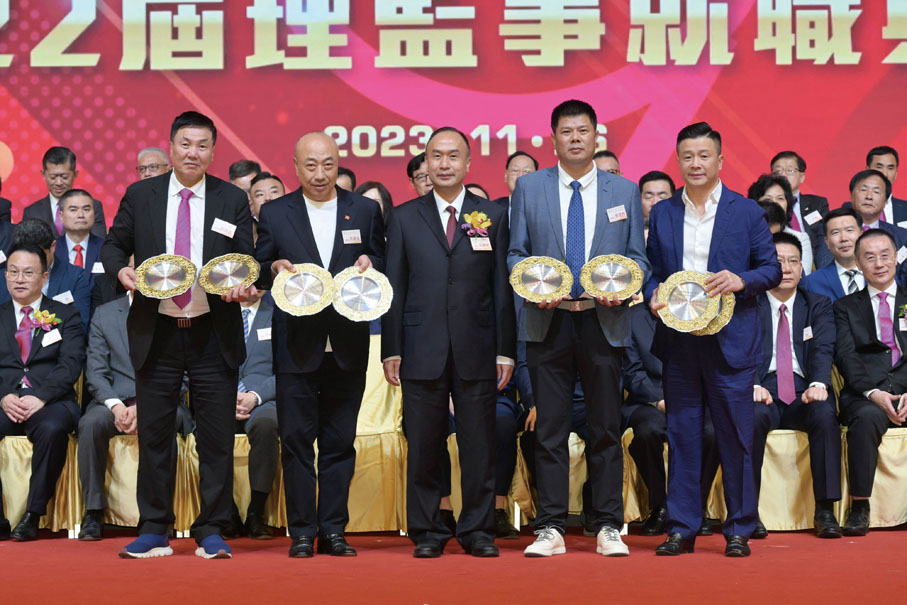 ◆黃如欣頒發榮譽會長證書予蔡建四、陳秉志、蔡經陽、林子峰、歐滿棠、陳志、吳健南、詹漢欽。