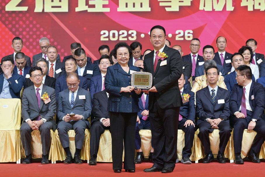 ◆劉革生頒發常務顧問、顧問聘書，由代表柯達權接受。