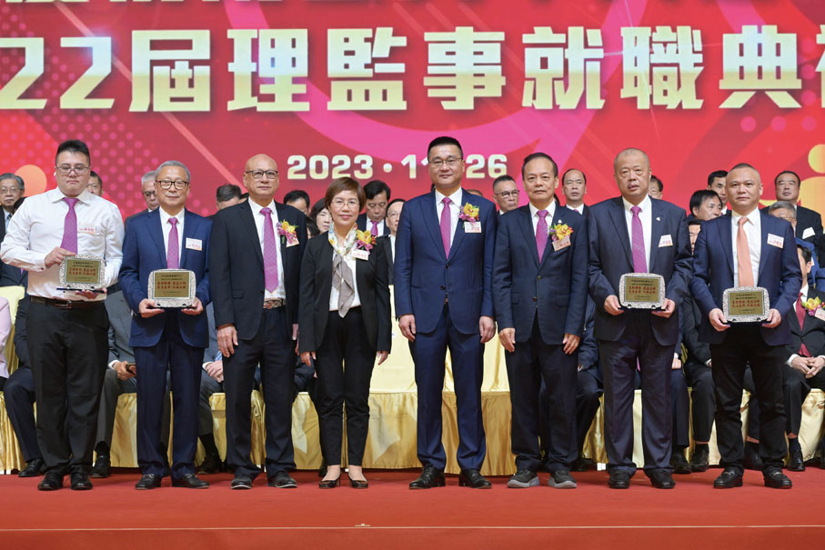 ◆柯文華、許志群、莊恩賜陪同何秀珍致送紀念品予常務副會長吳少白、洪頂超、許聰海、陳華熙。