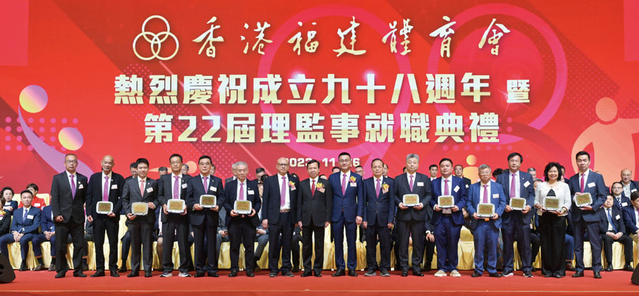 ◆柯文華、許志群、莊恩賜，陪同劉林霜致送紀念品予副會長。