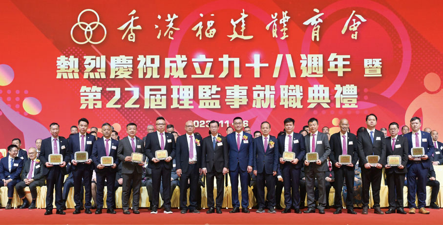 ◆柯文華、許志群、莊恩賜，陪同黃天凱致送紀念品予副會長。