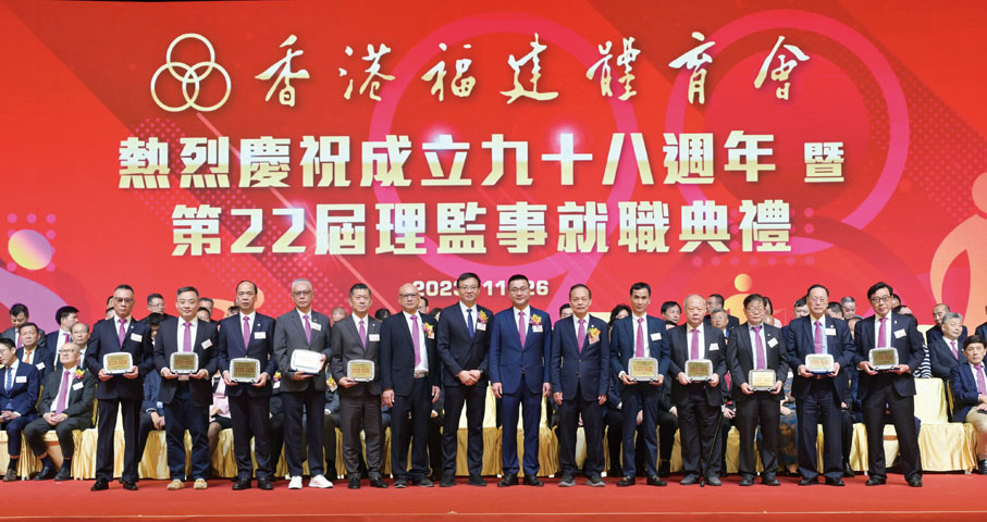 ◆柯文華、許志群、莊恩賜，陪同吳靖宇致送紀念品予副監事長。