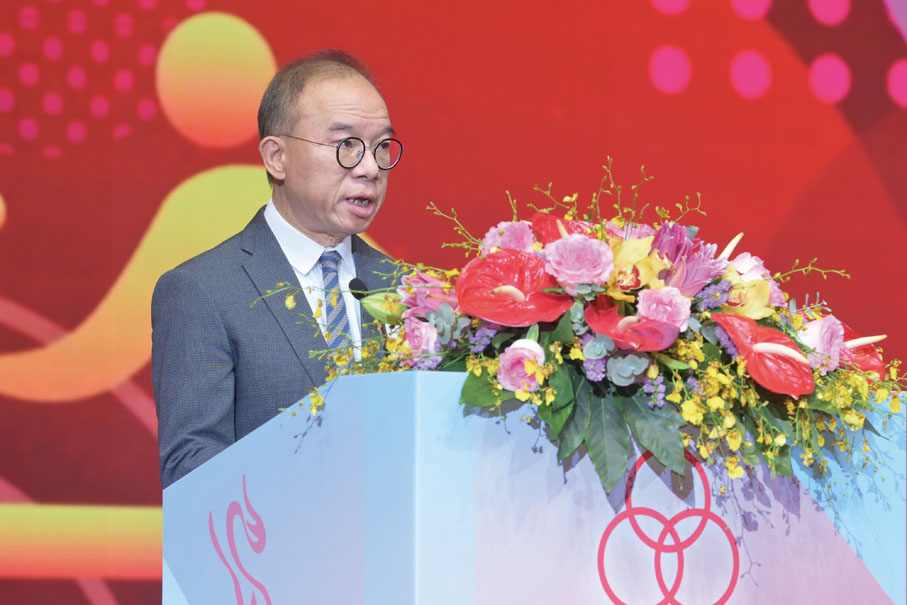 ◆曾國衞致辭。