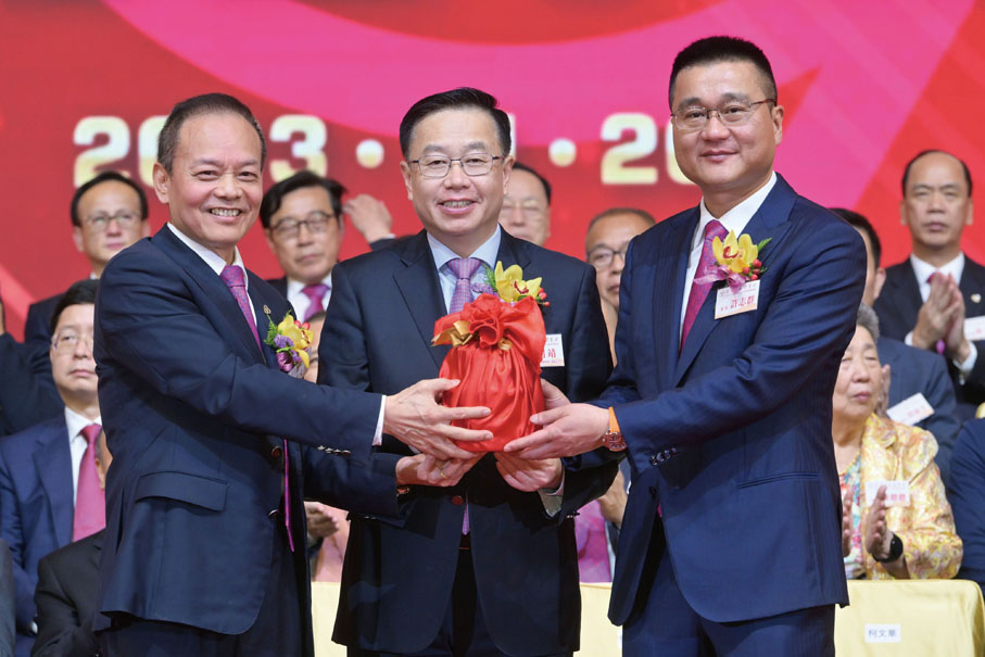 ◆何靖見証交接儀式，第二十一屆會長柯文華交接該會印鑑予第二十二屆會長許志群。