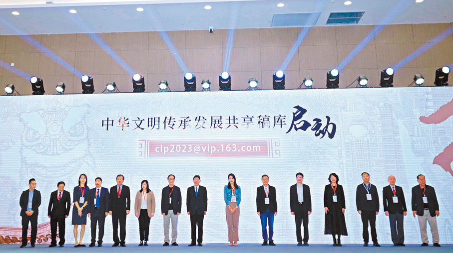 ◆27日，世界中文報業協會第56屆年會開幕，開幕式現場發布了《中華文明傳承發展共享稿庫倡議書》。 香港文匯報廣州傳真