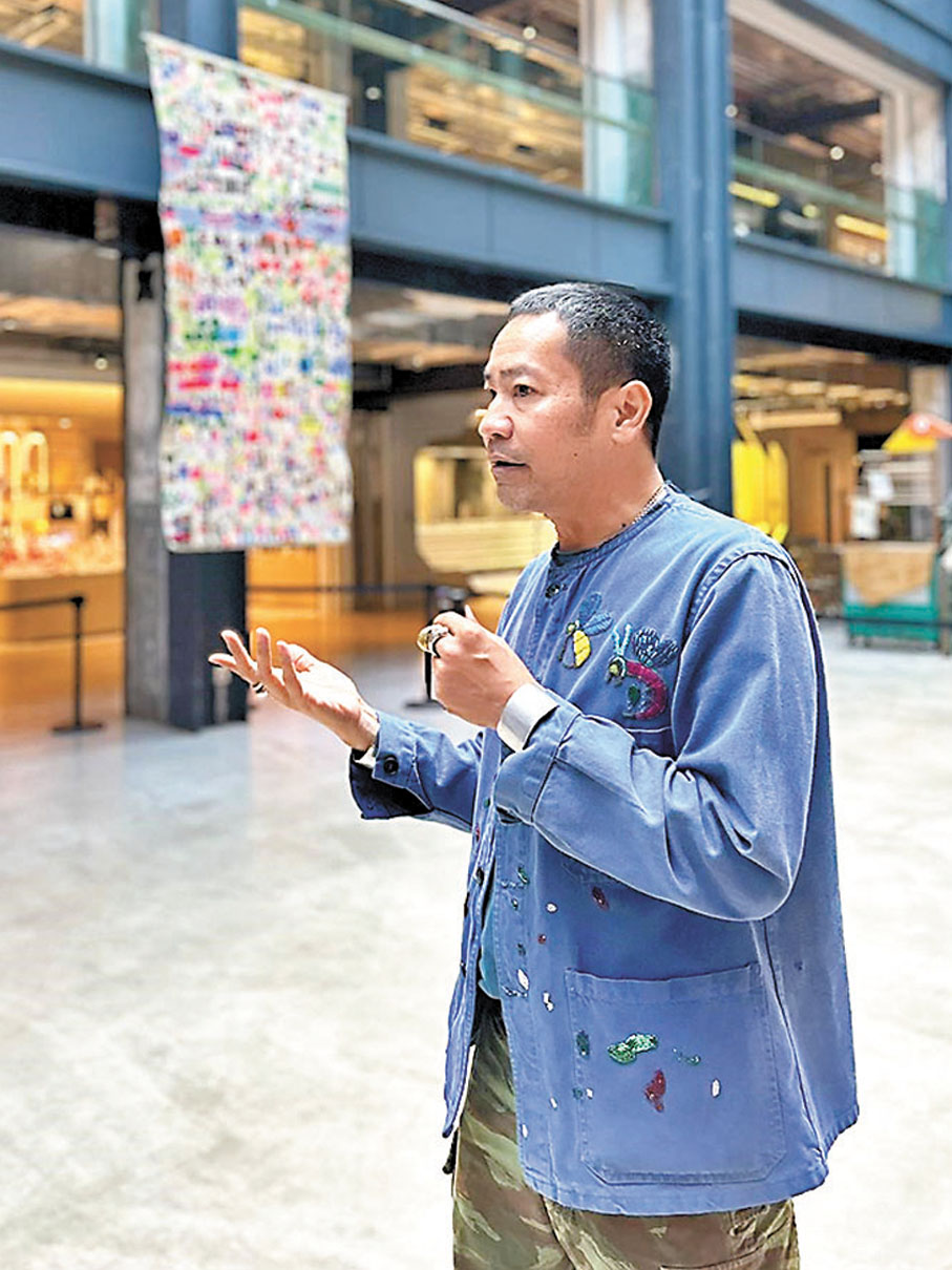 ◆斯里布特正在介紹早期作品《無題》。