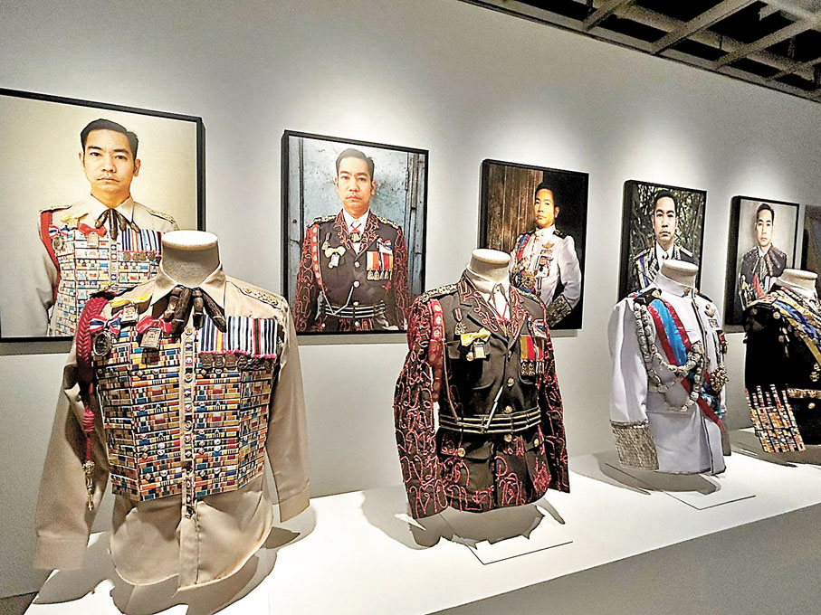 ◆帶有裝飾的制服、10張自拍肖像及錄像的作品《臨時居所》。