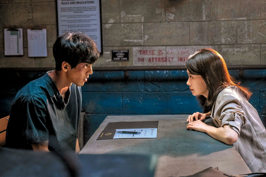 ◆張小斐飾演律師。