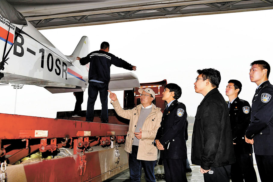 ◆為營造良好涉外營商環境，在浙江紹興新昌縣萬豐航空特色小鎮，當地出入境管理大隊工作人員為一名英籍華人專家（前左一）上門辦事的同時了解其工作內容，以便提供個性化的服務。資料圖片