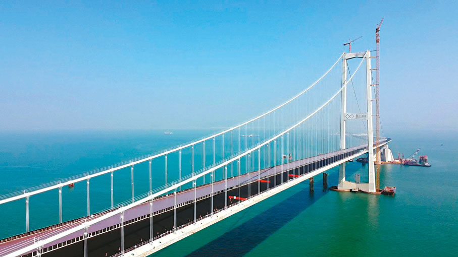 ◆深中通道通車後，兩地互聯互通將大大提高生產要素流通速度。圖為深中通道伶仃洋大橋。 香港文匯報記者帥誠  攝