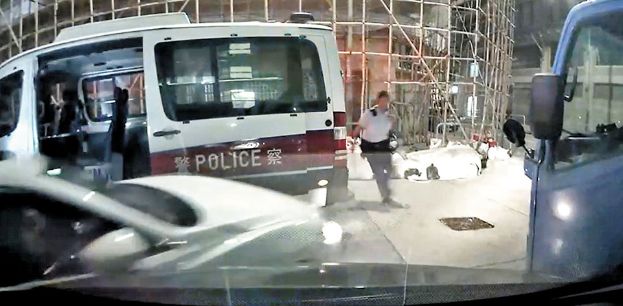◆可疑私家車兩度撞向警車後逃走過程。 車Cam截圖