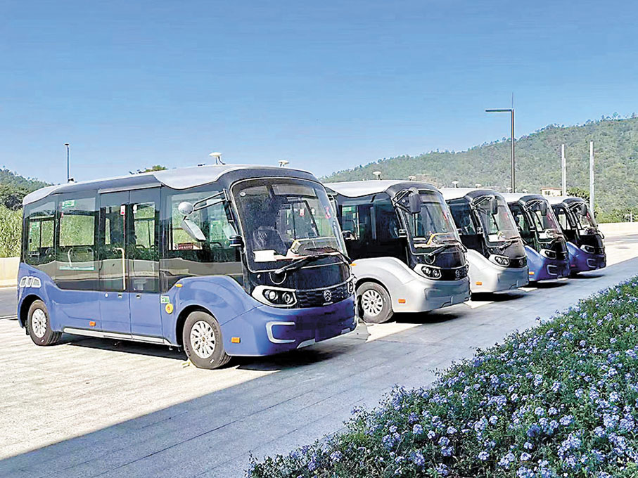 ◆灣區智能網聯試驗場內停靠着多輛測試車輛。香港文匯報記者郭若溪 攝