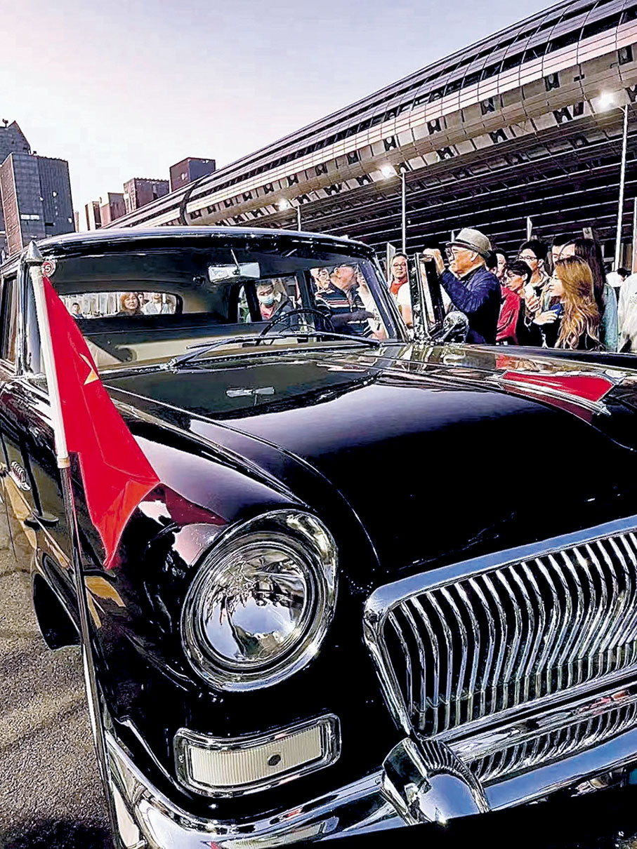 ◆紅旗車所到之處盡是圍觀人群。