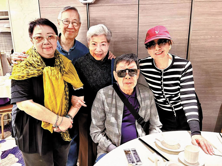 ◆（右起）江雪、修哥、羅蘭姐、陸志堅和作者。作者供圖