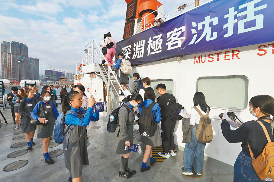 ◆學生登船參觀。 香港文匯報記者郭木又 攝