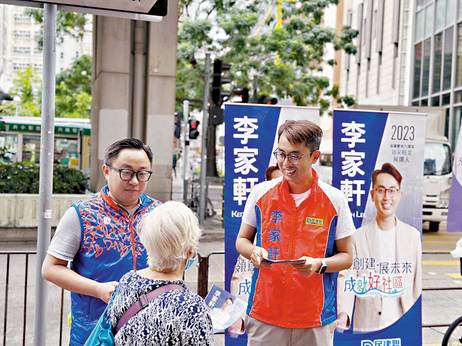 ◆李家軒設立街站宣傳政綱 。 