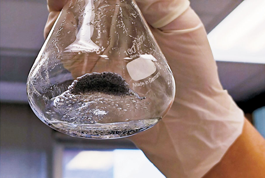 ◆在加入「MicroGlue」後收集的微塑膠。 理大圖片