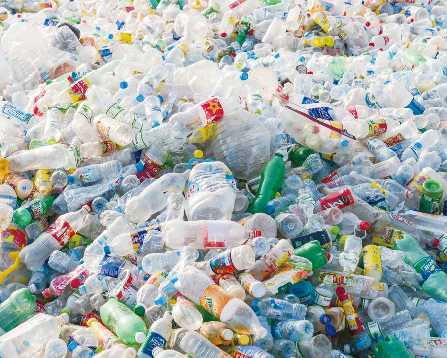 ◆塑膠產品被廣泛使用，海洋微塑膠污染已經成為嚴重的生態問題。圖為海洋塑膠廢物。資料圖片