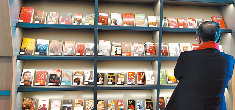 ◆一位嘉賓認真參觀莫言文學藝術館。