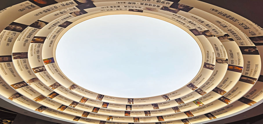 ◆莫言文學藝術館用莫言的作品裝潢成的天花頂。 