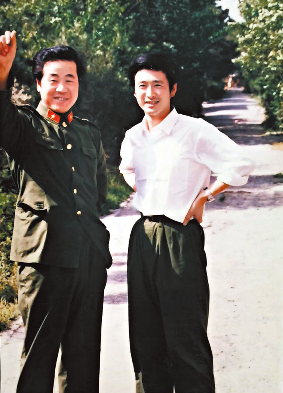 ◆莫言（左）在軍藝時的舊照。