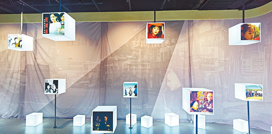 ◆莫言文學藝術館一角放置了其作品改編成電影的海報及劇照。 