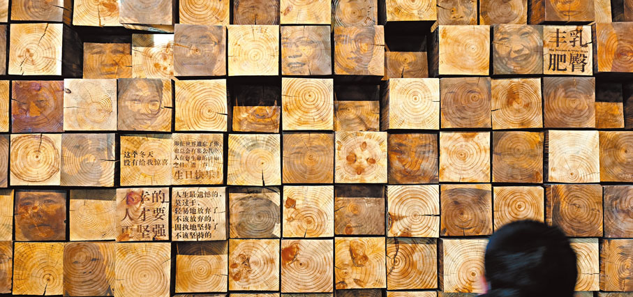 ◆莫言文學藝術館大廳中的「老鄉笑臉牆」，令人倍感溫馨。