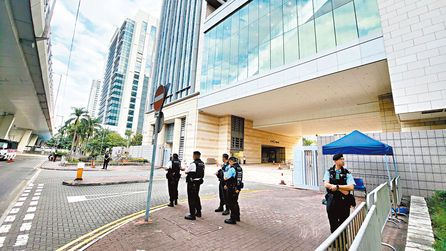 ◆警方昨在西九龍裁判法院外加強保安。香港文匯報記者鄧偉明 攝