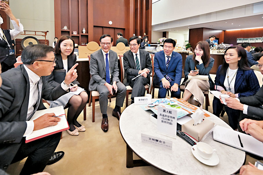 ◆昨日立法會前廳交流會上，黃偉綸與議員討論「解決劏房問題」工作組事宜等民生議題。 黃偉綸Fb圖片