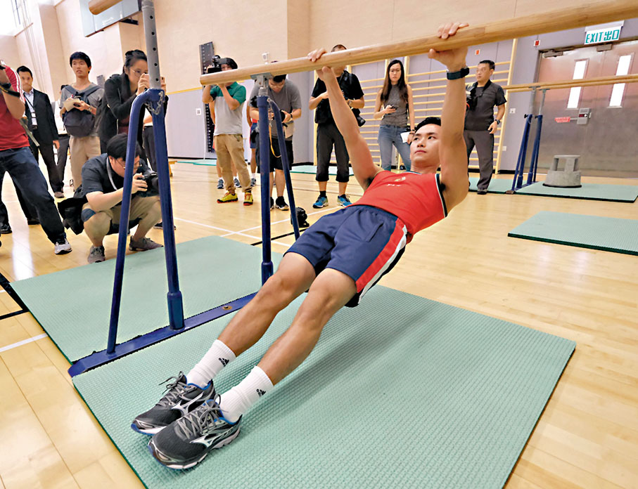 ◆消防處表示，經修訂的體能測試要求，將引體上升次數由3次減至一次。圖為消防處教官示範體能測試項目。 資料圖片