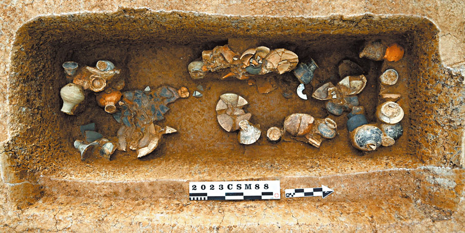 ◆崧澤文化一處墓葬的俯視圖。香港文匯報北京傳真